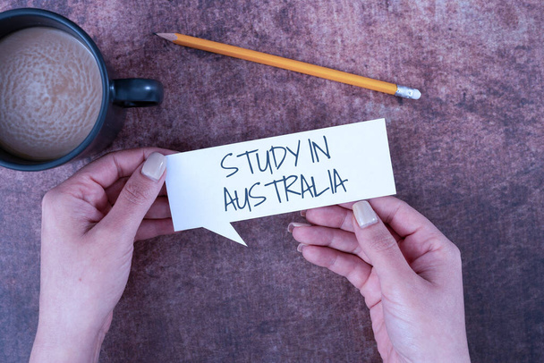 Señal de escritura a mano Estudio En Australia, Palabra para entrar en el orden del país extranjero completar sus estudios - Foto, imagen