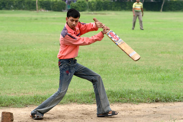 niño jugando partido de cricket - Foto, Imagen