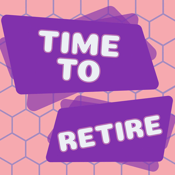 Τίτλος κειμένου που παρουσιάζει το Time To Retire, Word for banking savings account, insurance, και συνταξιοδοτικό σχεδιασμό - Φωτογραφία, εικόνα