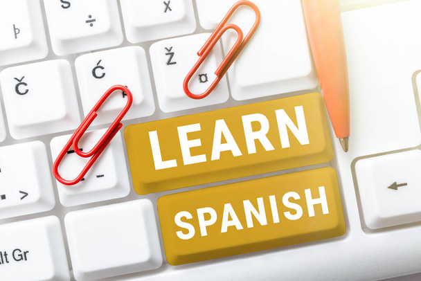 Psaní zobrazující text Naučte se španělsky, Koncept znamená trénovat psaní a mluví národním jazykem Španělska - Fotografie, Obrázek