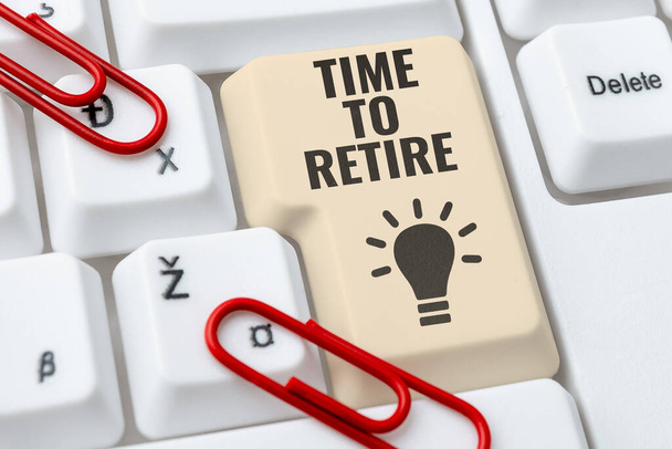 Надпись от руки Время выхода на пенсию, обзор банковского сберегательного счета, страхование и пенсионное планирование - Фото, изображение