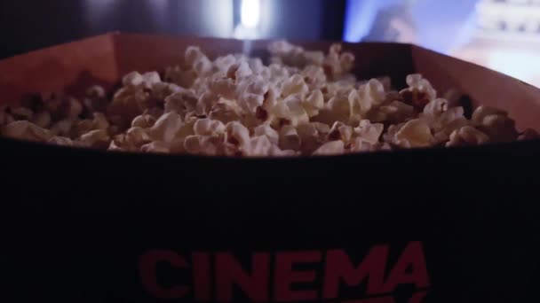 Bioscoop en entertainment, popcorn doos in de bioscoop voor tv-show streaming service en film industrie productie. Hoge kwaliteit 4k beeldmateriaal - Video