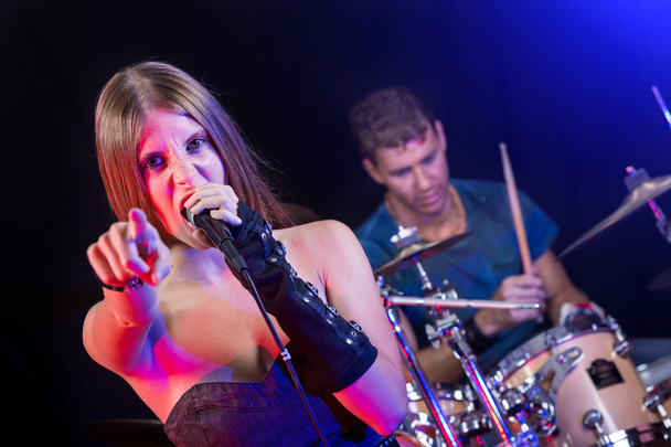 Mies ja nainen soittamassa ja laulamassa rock-musiikkia
 - Valokuva, kuva