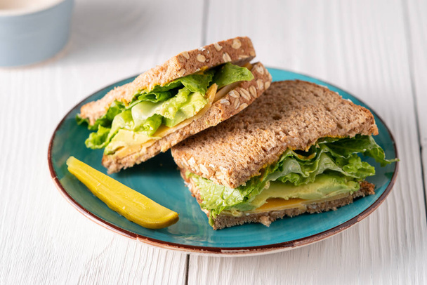 Avocado cheese and lettuce sandwich with pickle side - Zdjęcie, obraz