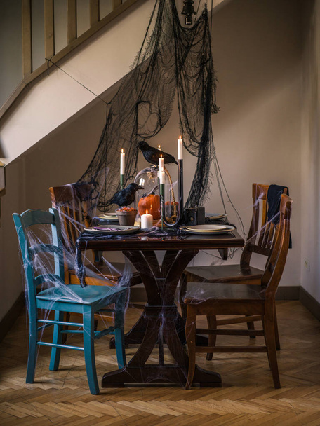 ハロウィーンの夕食のテーブルのセットアップ - 写真・画像