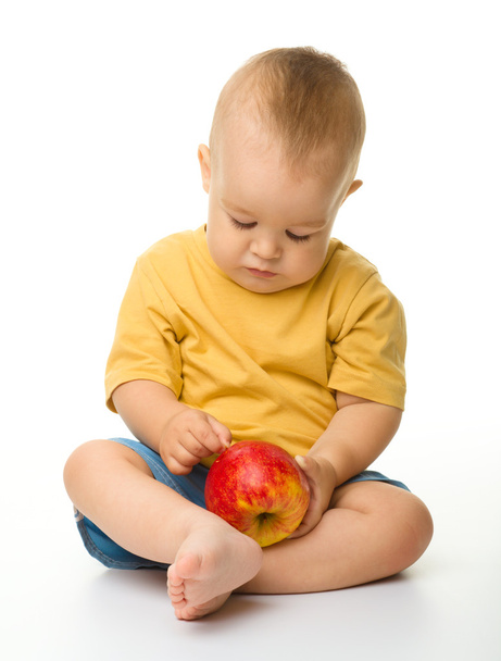 Cute little boy with red apple - Fotografie, Obrázek