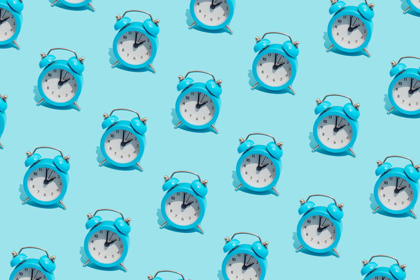 Bezproblémový vzor modrých retro budíků ukazuje 2 hodiny. Měnící se hodiny z letního času na zimní čas. Přesouvání hodinových ručiček zpět na podzim. - Fotografie, Obrázek