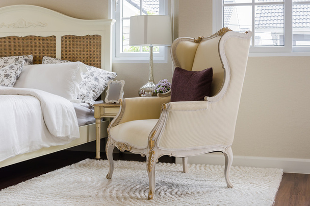 豪華な寝室で枕とカーペットの上の古典的な椅子 - 写真・画像