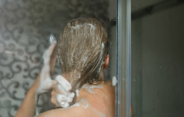 Женщина моется в душе. - Фото, изображение