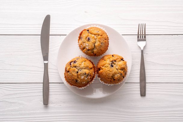 Muffins de arándano con mesa blanca. - Foto, Imagen