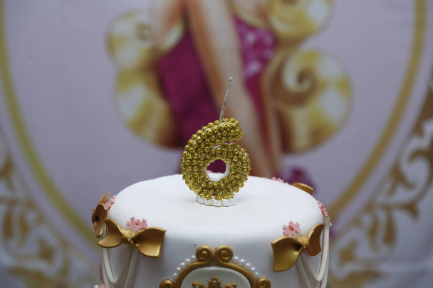 detail of the number six on the top of the birthday cake, 6th birthday, white cake, 6 year old birthday cake - Valokuva, kuva