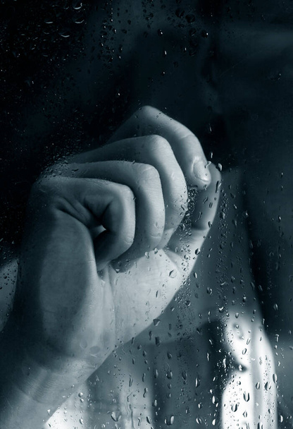 Χέρι ανθρώπου σε γυαλί με σταγόνες - Φωτογραφία, εικόνα