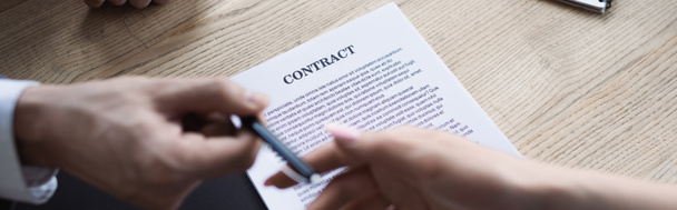 Вид сверху на контракт рядом с бизнесменом и кандидатом, держащим ручку в руках, баннер - Фото, изображение