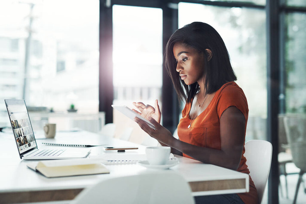 A tecnologia traz uma vantagem para qualquer negócio. uma jovem empresária atraente usando seu tablet digital em sua mesa de escritório no trabalho - Foto, Imagem