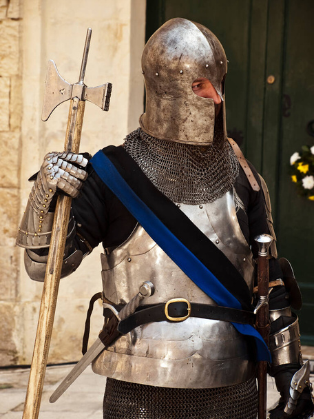mittelalterlicher Ritter mit Helm - Foto, Bild