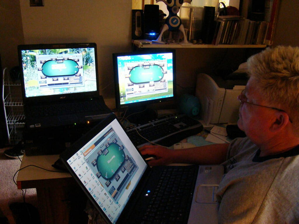 hombre que tiene adicción al juego en línea - Foto, imagen