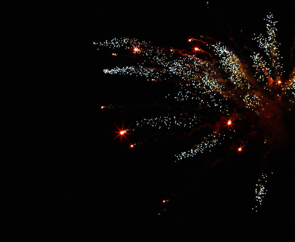 mooi feestelijk vuurwerk in de nachtelijke hemel - Foto, afbeelding