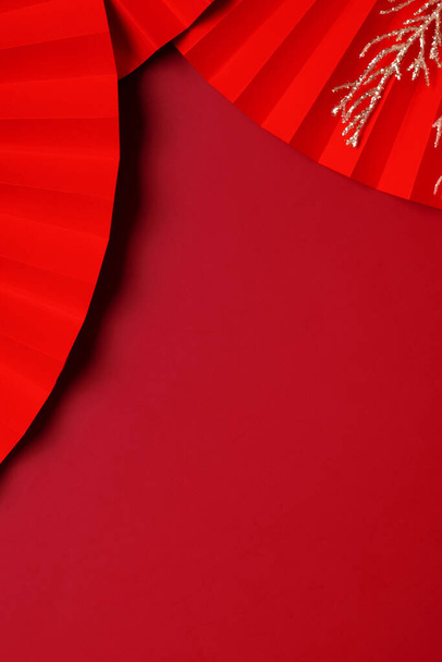 Papírové fanoušky symbol čínský nový rok top view s kopírovacím prostorem. Svislé monochromatické pozadí. - Fotografie, Obrázek