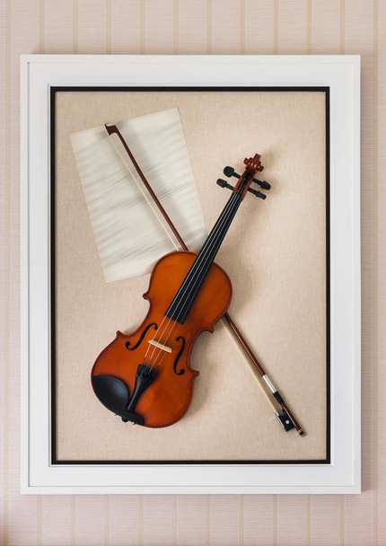 скрипка з прикрасою підсвічників
  - Фото, зображення