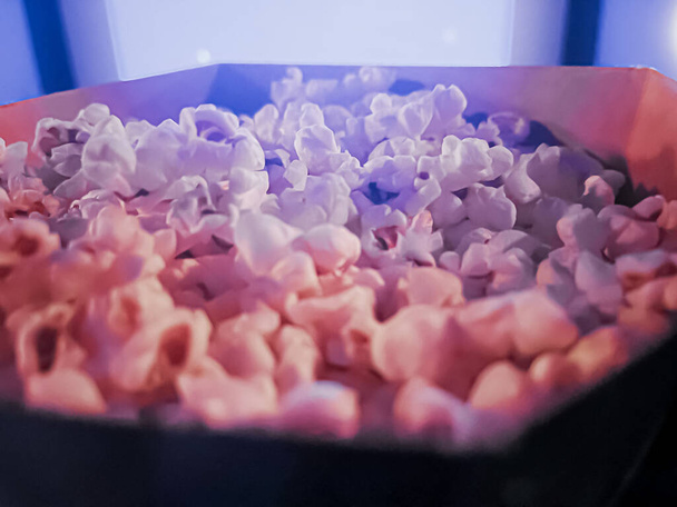 Elokuva ja viihde, popcorn laatikko elokuvateatteri tv-show streaming palvelu ja elokuvateollisuuden tuotannon brändäys - Valokuva, kuva