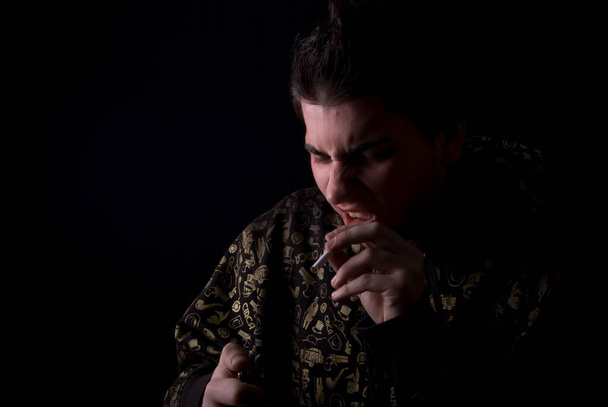 Портрет молодого чоловіка з цигаркою
  - Фото, зображення