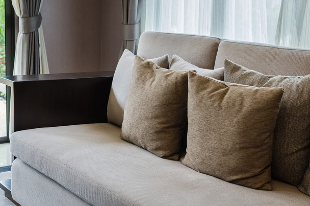 almohadas marrones en sofá moderno
 - Foto, imagen