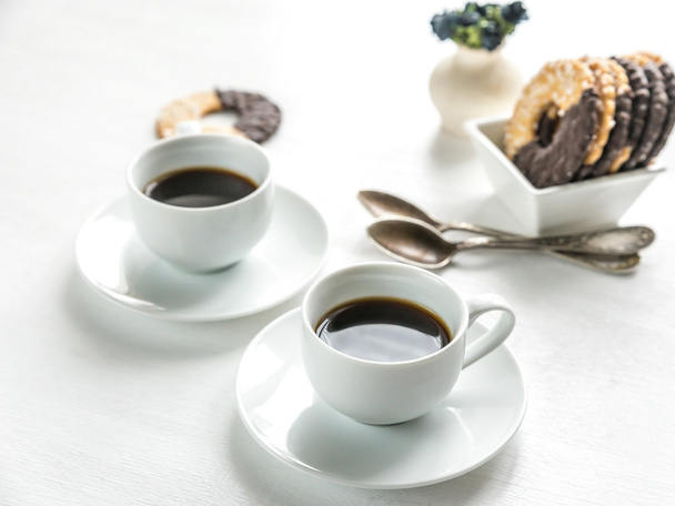 Galletas de chocolate con dos tazas de café
 - Foto, imagen