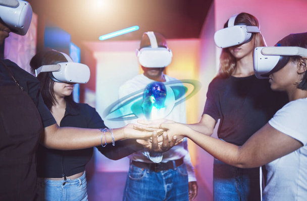 Auriculares Vr, holograma del planeta y grupo de personas conectan las manos con el mundo virtual 3D ai, global o galaxia. Metaverso, planetas y tecnología futurista digital o grupo de jugadores en realidad hiper virtual. - Foto, imagen