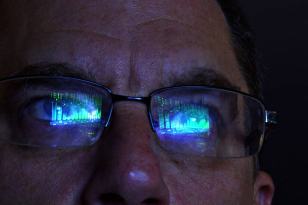 Компьютерный граф, отраженный в очках человека - Фото, изображение