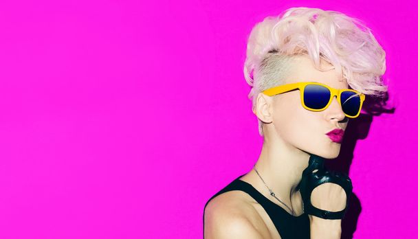 Blondes love pink. Lady rocker glamor party - Valokuva, kuva