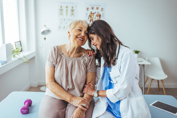 portrait d'une femme souriante et joyeuse médecin et patiente âgée à la clinique - Photo, image