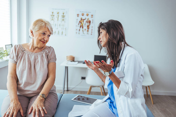 doctor giving senior woman at nursing advice - Valokuva, kuva