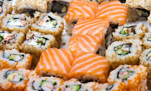 Set de sushi convertido en salmón con salsa de soja en la botella
 - Foto, Imagen