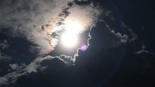 Vista aérea del hermoso cielo con nubes y sol en un día de verano. El lapso de tiempo de las nubes por encima del cielo azul con los rayos del sol brillando a través de las nubes blancas. Cielo naturaleza fondo. - Foto, Imagen