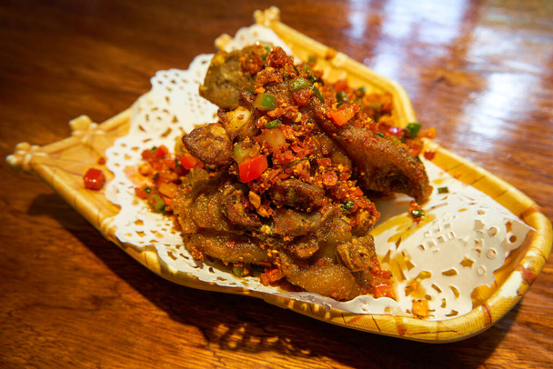 Ένα νόστιμο πιάτο Guilin, τραγανό τηγανητό χοιρινό γόνατο - Φωτογραφία, εικόνα