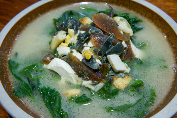 Μια νόστιμη και γλυκιά σούπα με φύλλα μουριάς - Φωτογραφία, εικόνα