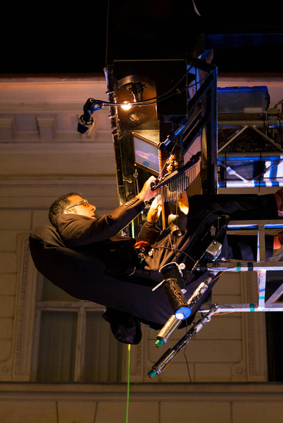 Παράσταση του David Moreno με το πλωτό πιάνο του - Φωτογραφία, εικόνα