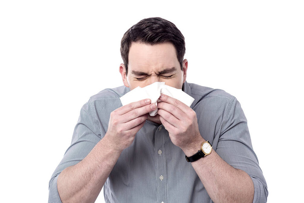 Hombre enfermo estornudando aislado en blanco  - Foto, Imagen