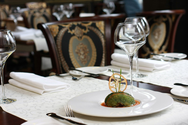 Wegetariańskie jedzenie kreatywnych w luksusowej restauracji wnętrza - Zdjęcie, obraz