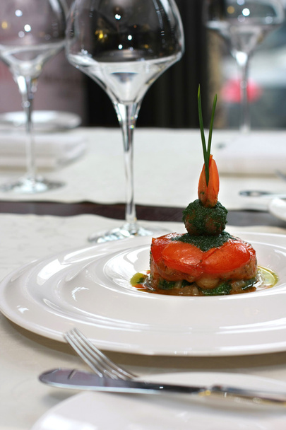 Cuisine créative végétarienne dans un restaurant luxueux
 - Photo, image