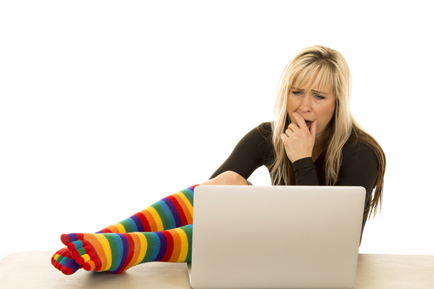 Femme en chaussettes colorées avec ordinateur
 - Photo, image