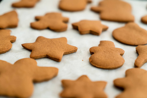 Fırında pişmiş ev yapımı zencefilli kurabiyeli kurabiye. Seçici odaklanma. Noel arkaplanı - Fotoğraf, Görsel
