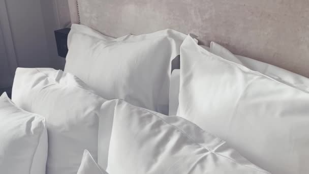 Wohnkultur und Innenarchitektur, Bett mit weißer Bettwäsche im Luxusschlafzimmer, Bettwäsche-Wäscheservice und Möbeldetails. Hochwertiges 4k Filmmaterial - Filmmaterial, Video