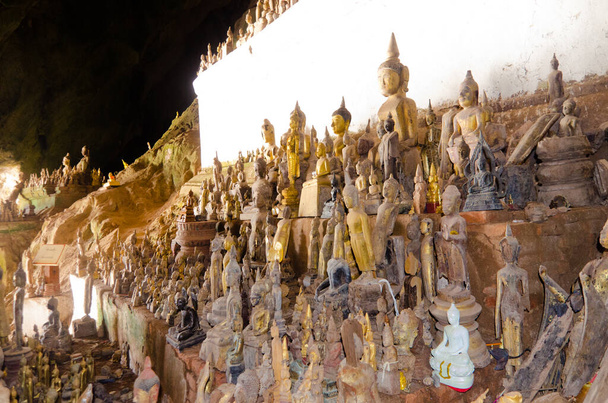 Une grotte bouddhiste au Laos remplie de statues de Bouddha - Photo, image