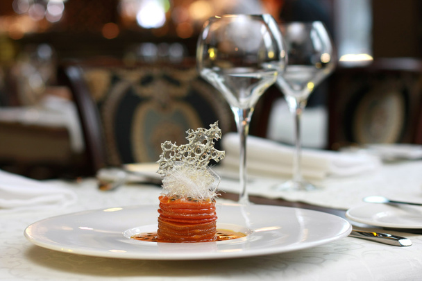 Comida criativa vegetariana em luxuoso restaurante interior
 - Foto, Imagem