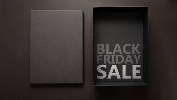 Black Friday Sale κείμενο σε ένα κουτί κουτί αγορών και κενό κάλυμμα, αντίγραφο χώρου. Πρότυπο προώθησης καταστήματος, κορυφαία προβολή - Φωτογραφία, εικόνα