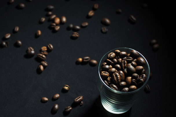 Siyah arka planda bir bardakta kahve çekirdekleri - Fotoğraf, Görsel