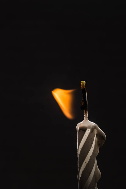 Горящая свеча на черном фоне   - Фото, изображение
