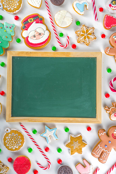 Різдвяний набір цукерок. Святкові різдвяні та новорічні цукерки, традиційні цукерки та печиво. Пряжа з цукерками тростини цукерки, пряники, цукерки, простий візерунок вид зверху
 - Фото, зображення