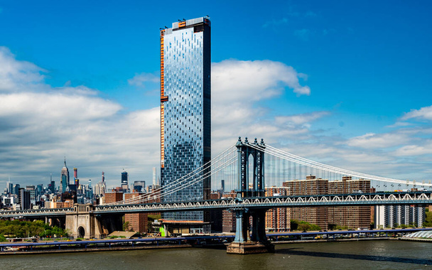 Манхэттенский мост пересекает Ист-Ривер в Нью-Йорке - Фото, изображение